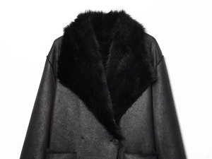Détail du manteau noir en suédine avec col en fausse fourrure épaisse et bouton visible