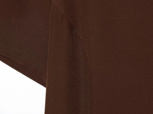 Vue détaillée du tissu marron foncé montrant les finitions soignées à double couture