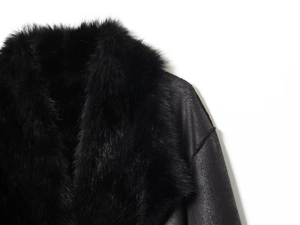 Gros plan détaillé du col en fausse fourrure noire et de la texture du manteau en cuir