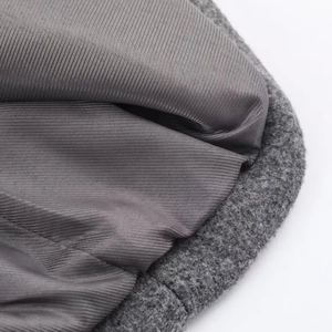 Gros plan détaillé sur la texture du manteau en laine grise et sa doublure en soie