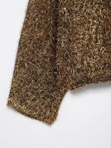 Détail du tissu en maille peluche bronze métallisé avec des fils d'or brillants