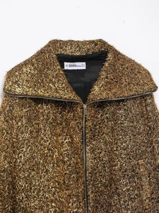 Détail du blouson aviateur doré métallisé avec fini texturé et étiquette de col