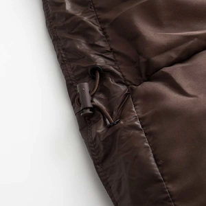 Damen Steppjacke in Dunkelbraun mit verstellbarem Kordelzug an der Taille im Detail