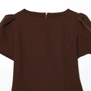 Robe courte marron foncé à encolure bateau avec manches bouffantes et fermeture éclair dos