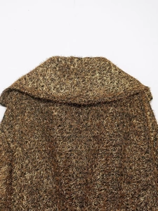 Vue détaillée de la texture en fibres métalliques or et noir sur une veste bomber ample