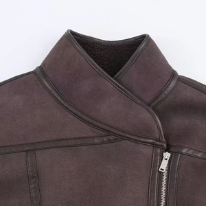 Giacca da donna in camoscio marrone con profili in pelle e zip metallica diagonale