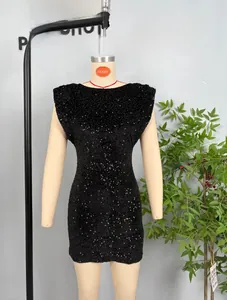 Détail des paillettes haute densité sur une mini robe de soirée noire sans manches moulante