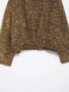 Détail de la texture en fibre d'or métallique et franges sur ce blouson bomber