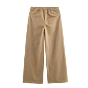 Dettaglio dei pantaloni kaki a gamba larga con vita alta elasticizzata e tasche piatte retro