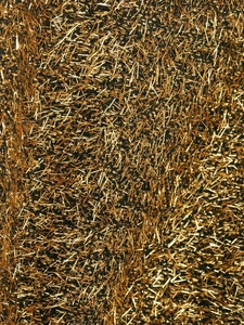 Vue macro d'un tissu à franges métalliques dorées avec une texture chatoyante