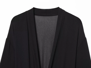 Makroaufnahme der feinen Webstruktur und Nähte an elegantem schwarzem Fallstoff