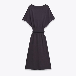 Elegante abito midi in maglia grigio antracite con maniche a pipistrello e cintura