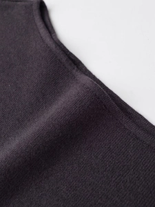 Dettaglio macro del tessuto a maglia grigio scuro con cuciture rifinite sul bordo