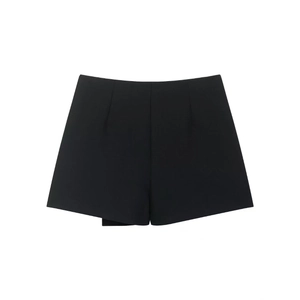 Dettaglio gonna-pantalone nera a vita alta plissettata con catena decorativa