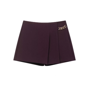Gonna-pantalone viola da donna a vita alta con pieghe anteriori e catena dorata decorativa