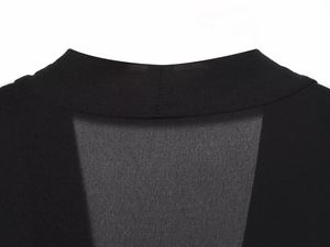 Detailansicht eines schwarzen Kleides mit transparenten Mesh-Einsätzen und Stehkragen