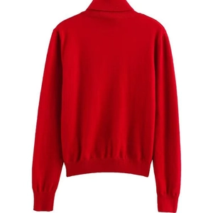 Vue arrière du pull en maille rouge à col roulé et manches longues avec bords-côtes