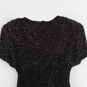 Robe noire élégante à paillettes coupe ajustée avec ceinture à nouer pour femme