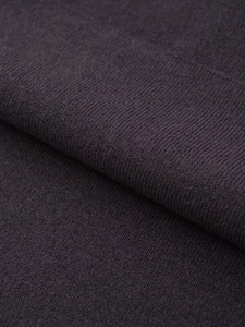 Vista macro dettagliata della trama e dell'intreccio del tessuto a maglia viola scuro