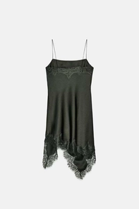 Détail de la robe nuisette en satin noir avec dentelle délicate et fines bretelles