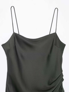 Détail de robe en satin noir à col bénitier avec dentelle délicate et fines bretelles