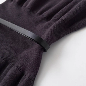 Elegante abito midi in maglia color prugna con sottile cintura in pelle nera in vita