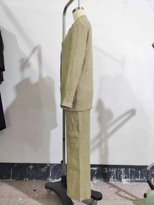 Détail du tissu texturé kaki clair sur le haut à manches longues et le pantalon large