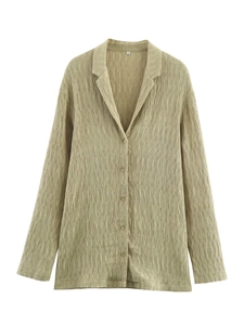 Détail de chemise de détente kaki clair texturée avec col en V et boutonnage avant