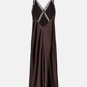 Elegantes tiefbraunes Satin-Midikleid mit schwarzem Spitzenbesatz und Rückenausschnitt