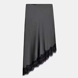 Elegante falda midi de satén gris oscuro de talle alto con detalle de encaje negro