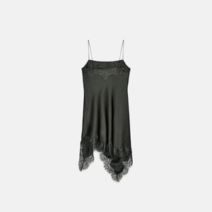 Robe nuisette en satin noir avec bordure en dentelle et ourlet asymétrique d'été