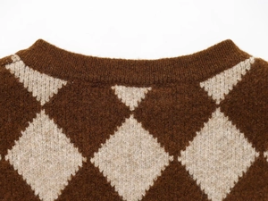 Detailaufnahme des braunen Argyle-Strickpullover-Ausschnitts mit Wollstruktur