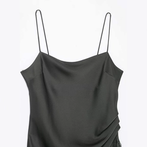 Robe noire sexy à fines bretelles avec col bénitier et bordure en dentelle délicate