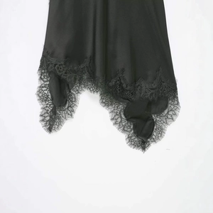 Robe nuisette en satin noir avec dentelle cils et détail d'ourlet asymétrique