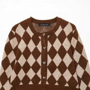 Vintage Strickjacke mit Rautenmuster in Braun und silbernen herzförmigen Knöpfen