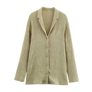 Chemise femme texturée vert olive à col en V, manches longues et plis verticaux