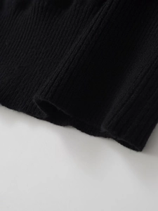 Detailaufnahme der hochwertigen schwarzen Rippstrick-Textur an den Ärmelbündchen