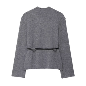 Gilet en maille grise pour femmes avec manches longues et une fine ceinture noire à la taille
