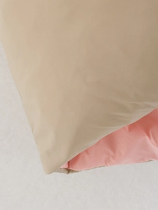Detail van kaki gewatteerd vest met roze voering en hoogwaardige stiksels op de stof