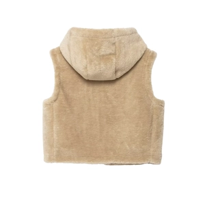 Dettaglio del gilet beige in ecopelliccia con cappuccio e morbida trama in stile invernale