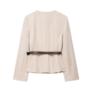 Vista posteriore di un blazer beige scamosciato con una sottile cintura marrone in vita