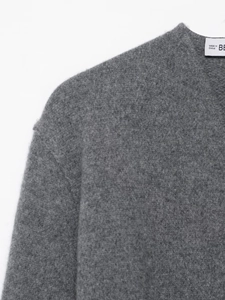Détail de l'encolure du cardigan en maille gris foncé avec texture en laine