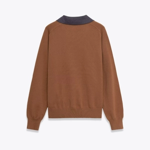 Vue arrière détaillée d'un polo en maille marron à manches longues avec col contrasté