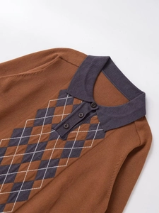 Détail d'un pull en maille marron pour homme avec motif à losanges et col polo gris