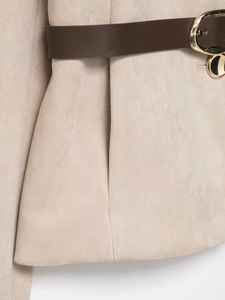 Dettaglio blazer beige effetto scamosciato con cintura marrone e fibbia dorata