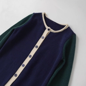 Western style color-block knit cardigan with round neck and long sleeves in navy and green