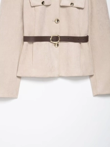 Dettaglio blazer beige in finta pelle scamosciata con bottoni dorati e cintura marrone scuro
