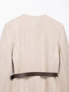 Dettaglio posteriore del blazer in camoscio beige con elegante cintura in pelle marrone