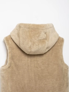 Dettaglio del gilet in ecopelliccia kaki chiaro con cappuccio e finitura soffice