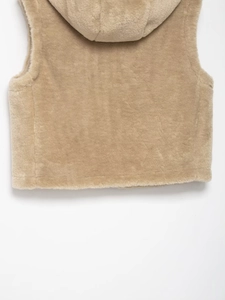 Dettaglio del retro del gilet beige con cappuccio in finta pelliccia e morbida trama
